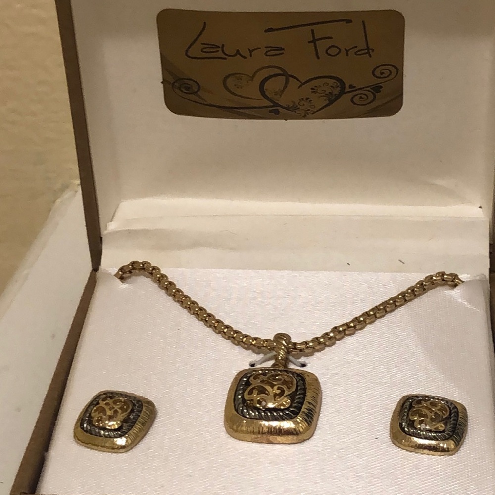 Filigree like earring and pendant set
